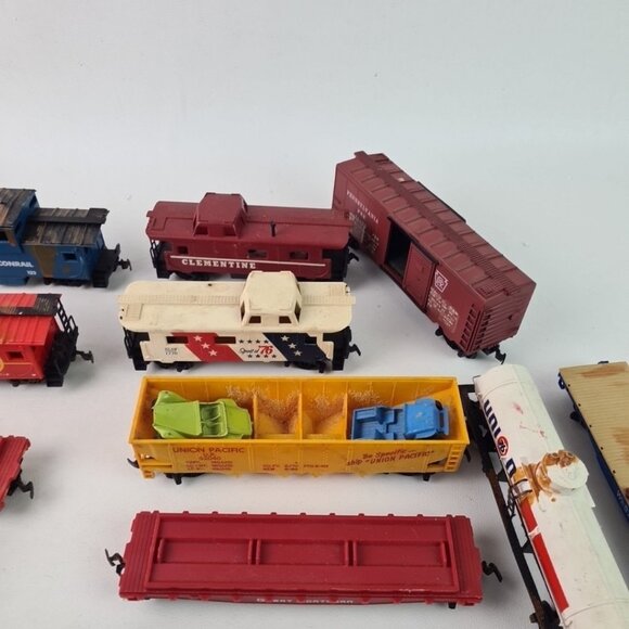 Mixed Lot HO Scale Trains Cars- Freight Boxcars-Flats-Tankers Locomotives T04 - Picture 5 of 13